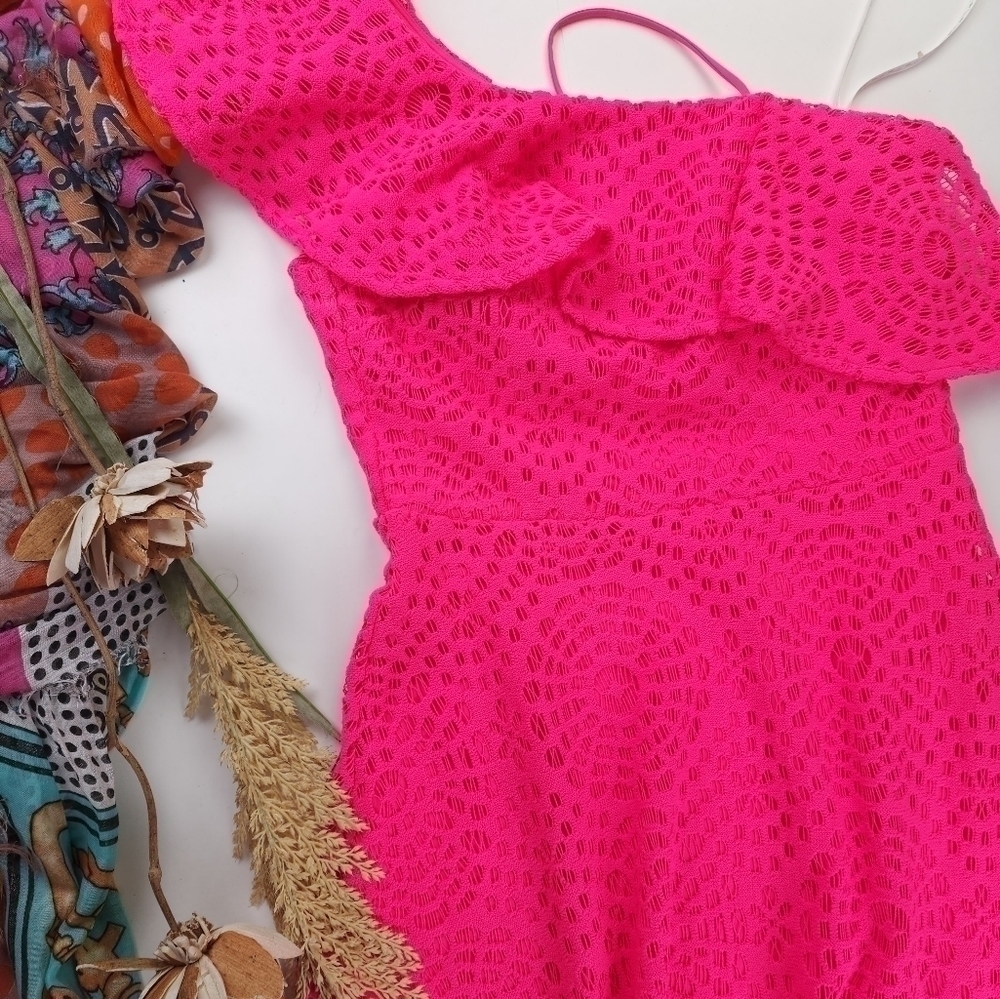 Like New Lilly Pulitzer Pink Eyelet One Shoulder Dress Sz 6 Barbiecore - Picture 4 of 11